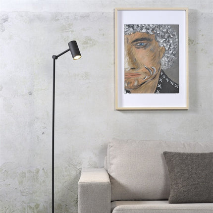 Lampadaire Montreux avec tête orientable devant un mur texturé