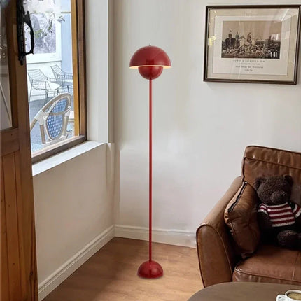 Lampadaire nordique champignon coloré allumé diffusant une lumière douce
