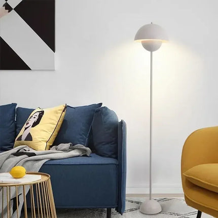 Détail de la finition lisse du lampadaire nordique champignon