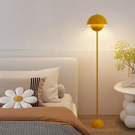 Lampadaire nordique champignon coloré dans un salon contemporain