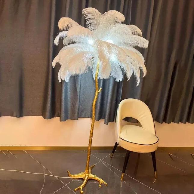 Lampadaire nordique à plumes d'autruche doré dans une chambre raffinée
