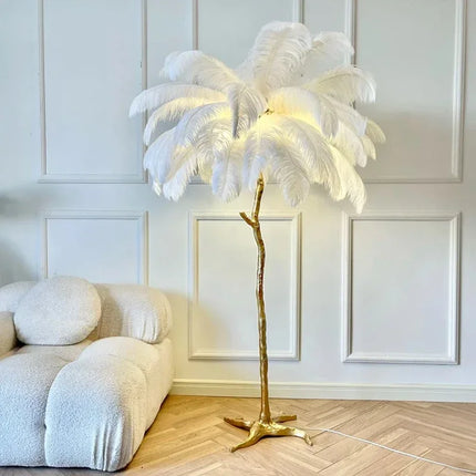 Lampadaire nordique à plumes d'autruche doré dans un salon élégant