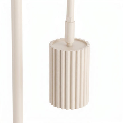 Lampadaire Oslo 1 spot orientable beige, vue sur fond coloré