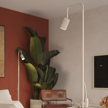 Lampadaire Oslo 1 spot orientable beige, intérieur contemporain
