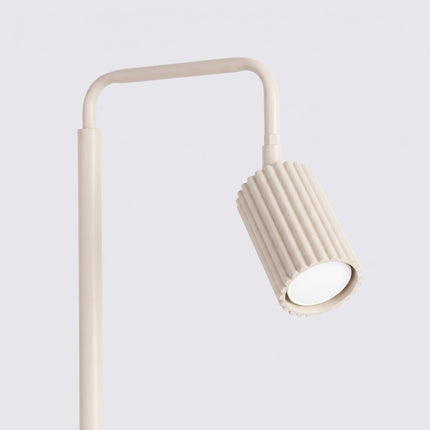 Lampadaire Oslo 1 spot orientable beige, packshot de trois quarts