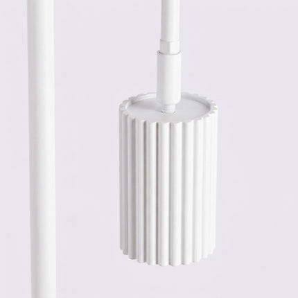 Lampadaire Oslo 1 spot orientable blanc, vue sur fond coloré