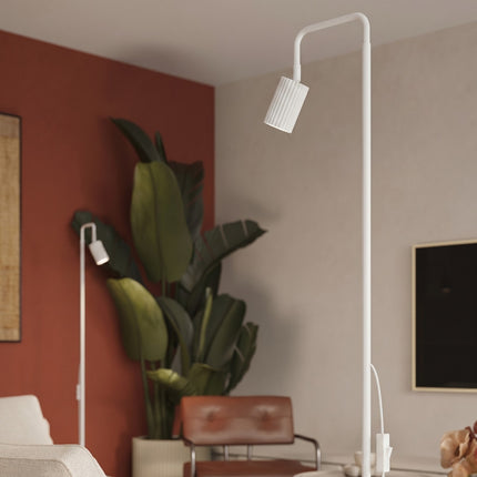 Lampadaire Oslo 1 spot orientable blanc, intérieur contemporain