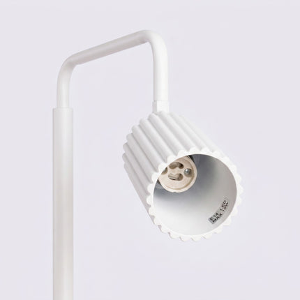 Lampadaire Oslo 1 spot orientable blanc, détail des cannelures