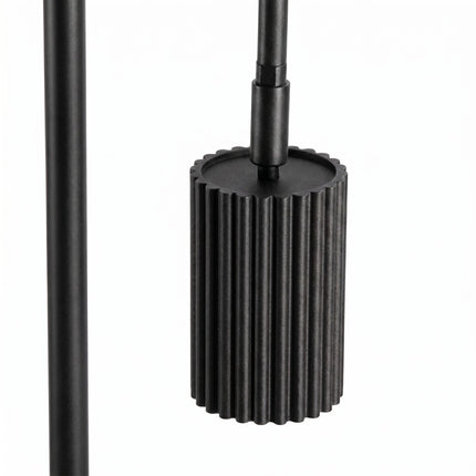 Lampadaire Oslo 1 spot orientable noir, vue sur fond coloré