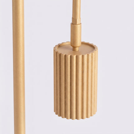 Lampadaire Oslo 1 spot orientable or, vue sur fond coloré