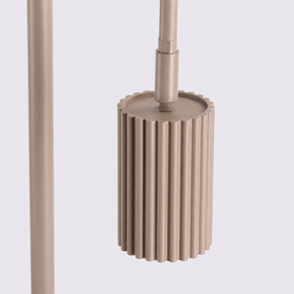 Lampadaire Oslo 1 spot orientable taupe, vue sur fond coloré
