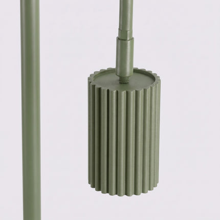 Lampadaire Oslo 1 spot orientable vert olive, vue sur fond coloré