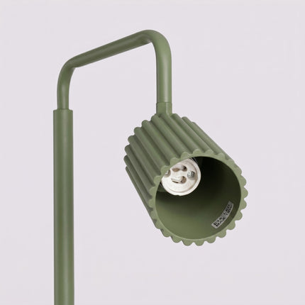 Lampadaire Oslo 1 spot orientable vert olive, détail des cannelures