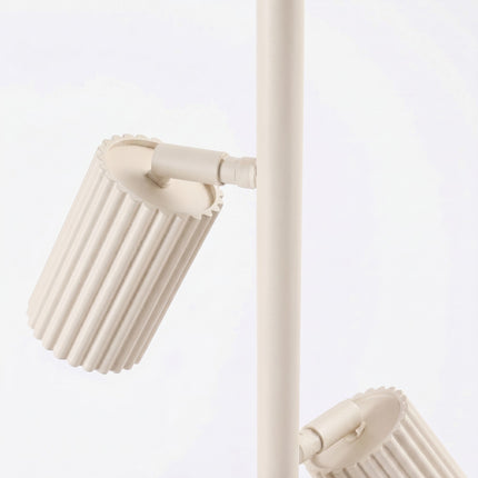 Lampadaire Oslo 3 spots orientables beige, vue sur fond coloré