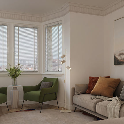 Lampadaire Oslo 3 spots orientables beige, au-dessus d'un plan de travail