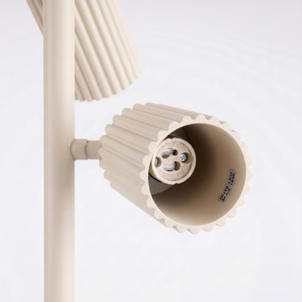 Lampadaire Oslo 3 spots orientables beige, détail des cannelures