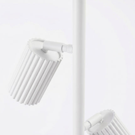 Lampadaire Oslo 3 spots orientables blanc, vue sur fond coloré