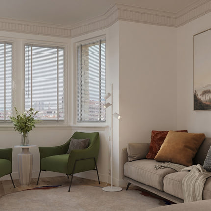 Lampadaire Oslo 3 spots orientables blanc, au-dessus d'un plan de travail