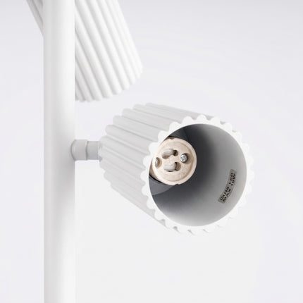 Lampadaire Oslo 3 spots orientables blanc, détail des cannelures