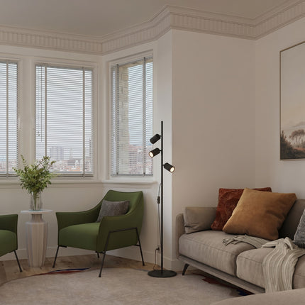 Lampadaire Oslo 3 spots orientables noir, au-dessus d'un plan de travail
