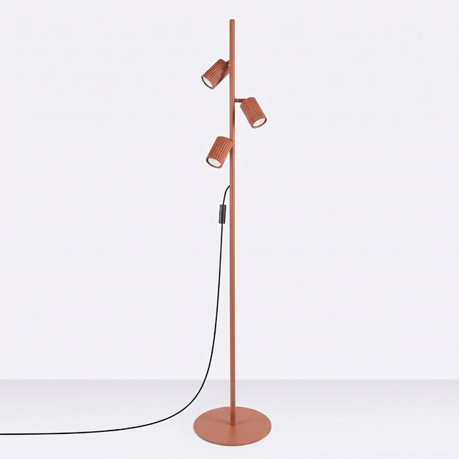 Lampadaire Oslo 3 spots orientables rouge ocre, vue en situation