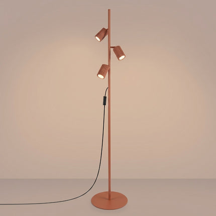 Lampadaire Oslo 3 spots orientables rouge ocre, lumière allumée