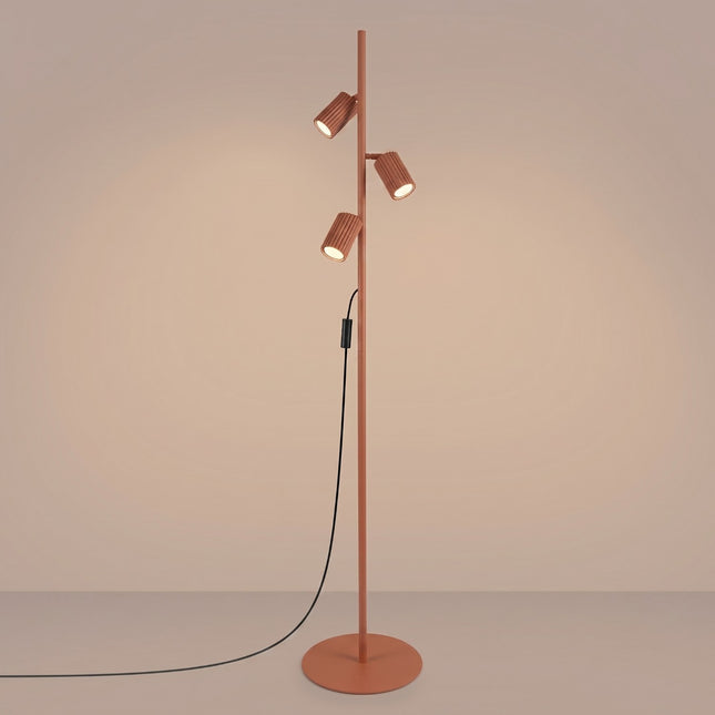 Lampadaire Oslo 3 spots orientables rouge ocre, lumière allumée
