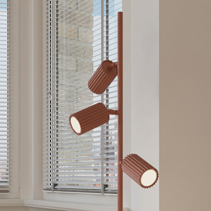 Lampadaire Oslo 3 spots orientables rouge ocre, intérieur contemporain