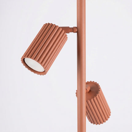 Lampadaire Oslo 3 spots orientables rouge ocre, packshot de trois quarts