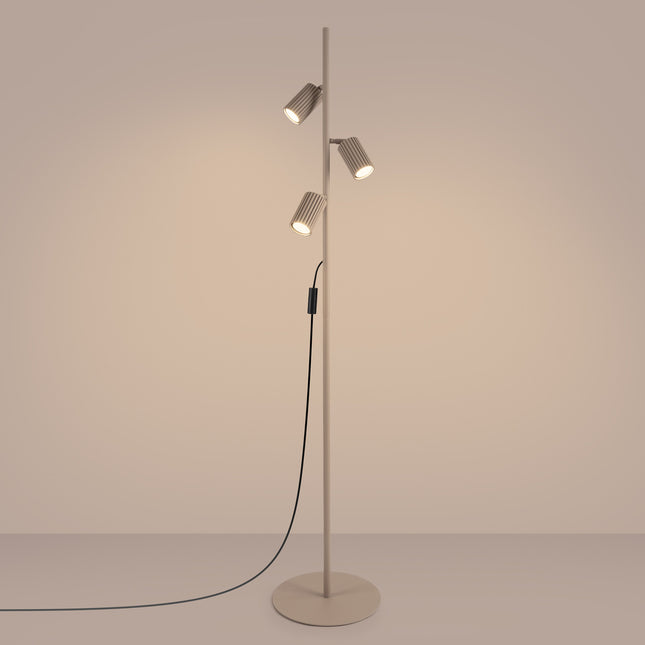 Lampadaire Oslo 3 spots orientables taupe, lumière allumée