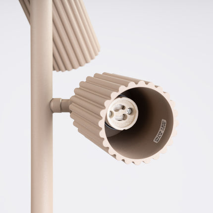 Lampadaire Oslo 3 spots orientables taupe, détail des cannelures