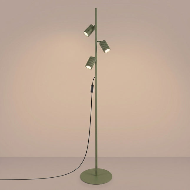 Lampadaire Oslo 3 spots orientables vert olive, lumière allumée
