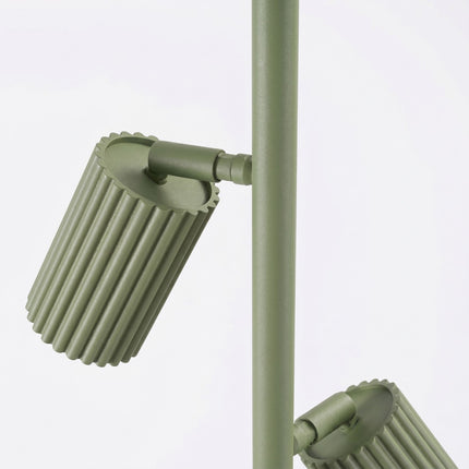 Lampadaire Oslo 3 spots orientables vert olive, vue sur fond coloré
