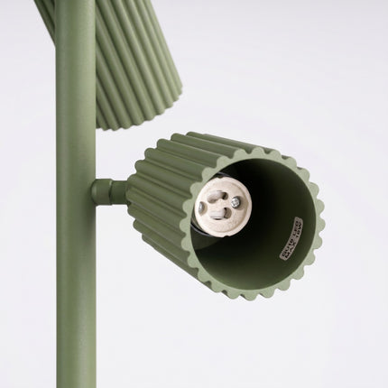 Lampadaire Oslo 3 spots orientables vert olive, détail des cannelures