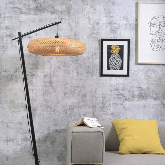 Lampadaire Palawan à abat-jour bambou tressé naturel et structure noire dans un salon cosy