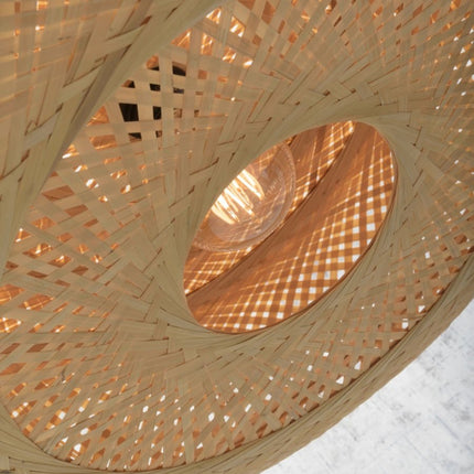 Intérieur de l'abat-jour tressé du lampadaire Palawan allumé, jeu d'ombres et de lumière