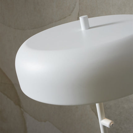 Vue rapprochée du large abat-jour blanc mat du lampadaire Porto, ligne épurée et arrondie.