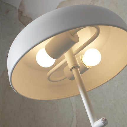 Gros plan sur les deux douilles E27 du lampadaire Porto, diffusant une lumière chaude sous l'abat-jour.