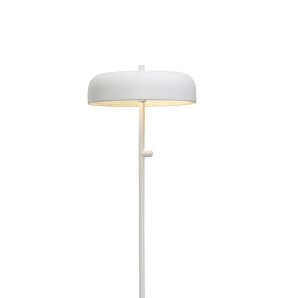 Lampadaire Porto en fer blanc, abat-jour large et tige fine, packshot sur fond blanc, style japandi.