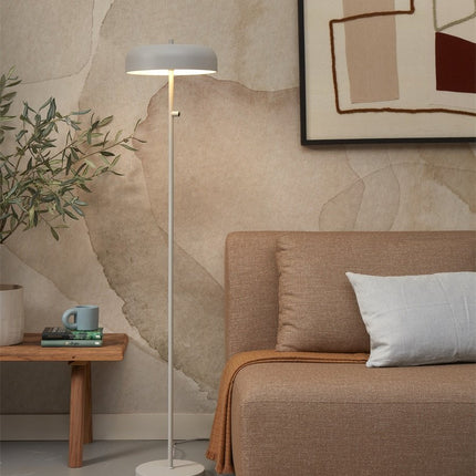 Lampadaire Porto gris clair près d'un canapé beige dans un salon lumineux