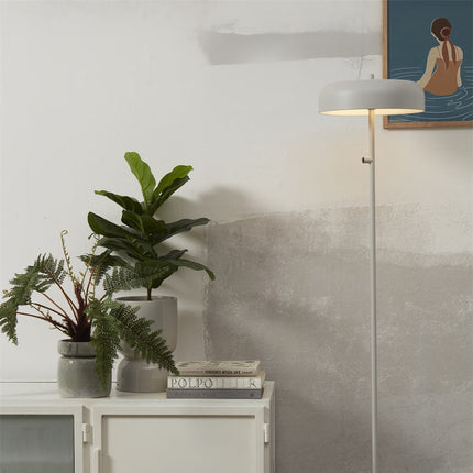 Lampadaire Porto gris clair près d'une console blanche et de plantes vertes