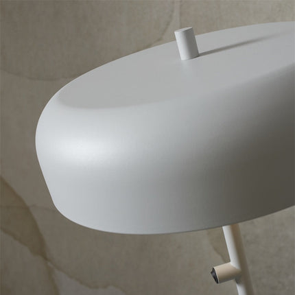 Gros plan sur le dôme de l'abat-jour en fer gris clair du lampadaire Porto