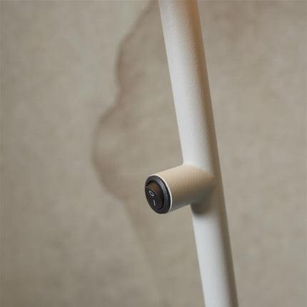 Gros plan sur l'interrupteur intégré à la tige du lampadaire Porto gris clair