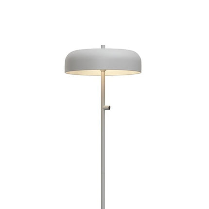 Lampadaire Porto en fer gris clair sur fond blanc, abat-jour dôme et tige fine