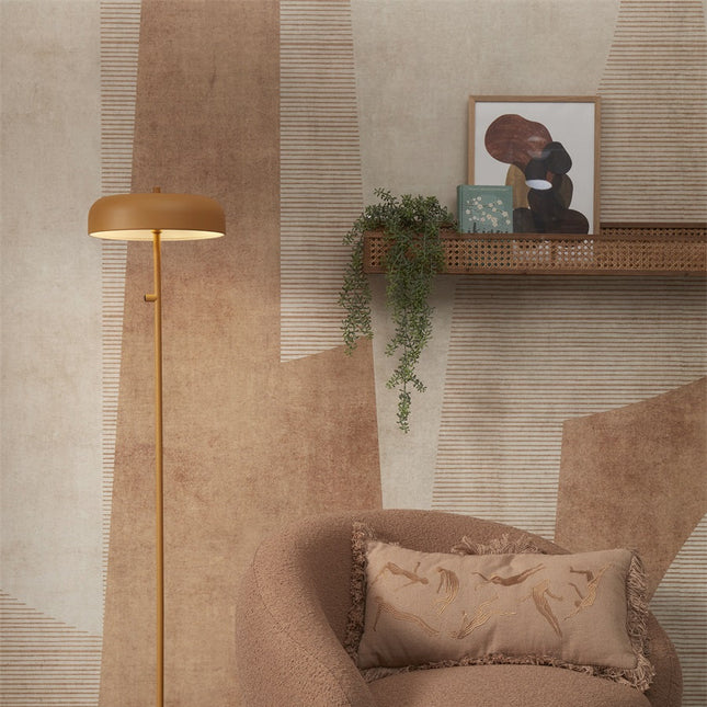 Lampadaire Porto fer moutarde éclairant un mur au motif graphique