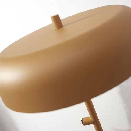 Gros plan sur le dôme plat en fer moutarde du lampadaire Porto