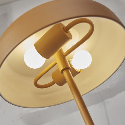 Gros plan sur les deux douilles E27 sous le dôme du lampadaire Porto
