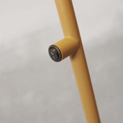 Interrupteur à bouton intégré sur la tige du lampadaire Porto moutarde