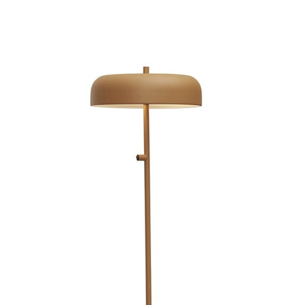 Lampadaire Porto en fer moutarde, dôme plat et tige fine, sur fond blanc