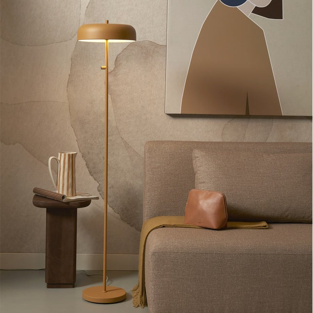 Lampadaire Porto moutarde près d'un canapé beige dans un salon cosy